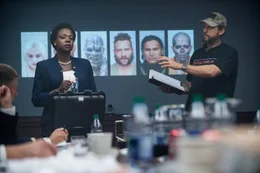 Amanda Waller (Viola Davis 2.v.l.)