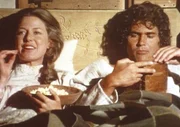 Caroline (Karen Grassle, l.) und Charles (Michael Landon, r.) &uuml;berlegen sich, mit wem sie Mr. Edwards verkuppeln k&ouml;nnen.