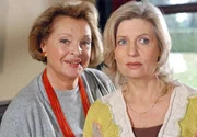 K&auml;the (Nadja Tiller, li.) hat l&auml;ngst durchschaut, was ihre Gro&szlig;nichte Hannah (Sabine Postel) im Schilde f&uuml;hrt.