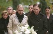 Ersch&uuml;ttert stehen Bianca (Tanja Wedhorn, l.) und Kathy (Nicola Ransom, r.) am Grab von Ursula Berger und nehmen Abschied von der geliebten Gro&szlig;mutter.