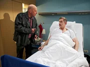 Nach einem Kreislaufzusammenbruch liegt Achim Petersen (Heinrich Schafmeister, rechts) in der Sachsenklinik. Eigentlich ist er zusammen mit seinem &auml;ltesten Freund Udo Riedel (Thomas Balou Martin) auf einer Motorradtour. Udo, der selbst wegen eines kleinen Motorradsturzes in der Klinik behandelt wurde, m&ouml;chte nun die Tour fortsetzen. Er nimmt die Krankheit seines Freundes nicht ernst, sondern unterstellt ihm, er sei &uuml;ber die Jahre zu weich geworden. Achim hingegen findet Udos Festhalten an seiner Born-To-Be-Wild-Philosophie l&auml;cherlich.