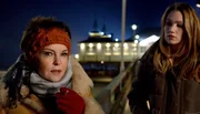 Mutter Karin (Katrin Sass) und Tochter Julia (Lisa Maria Potthoff) bei einem kl&auml;renden Gespr&auml;ch auf der Seebr&uuml;cke.
