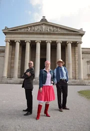 Von links: Professor Wolfgang Flatz, Enie van de Meiklokjes und Professor Raimund W&uuml;nsche vor der Glyptothek in M&uuml;nchen.