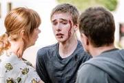 Die Gewalt eskaliert: Ulrike Pielcke (Milena Drei&szlig;ig) und Frank Pielcke (Thorsten Merten) sind schockiert beim Anblick ihres Sohnes Marvin Pielcke (Johannes Geller).
