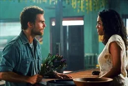 L-R: Travis (Seann William Scott), Mariana (Rosario Dawson)