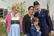 Irene (Saskia Vester, l.), Simone Schuster (Muriel Baumeister, 3.v.r.), Gottfied Schuster (Heikko Deutschmann, r.) und Jakob (Valentin Thatenhorst, 2.v.r.) befinden sich auf der Florianiprozession. Simone und Gottfried haben Tamara (Lo Rivera) bemerkt.