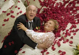 F&uuml;r dich solls rote Rosen regnen: Hilde (Ruth Maria Kubitschek) und Theo (Ernst Stankovski) schweben nach der Trauung im siebten Himmel.