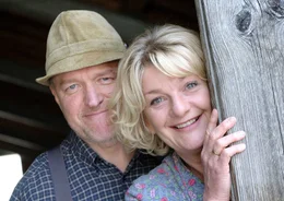Johanna (Saskia Vester) und Heinz (Heinz-Josef Braun) f&uuml;rchten, dass ihr Schwindel auffliegt. Weiteres Bildmaterial finden Sie unter www.br-foto.de.