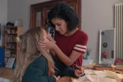 Hanna (Banafshe Hourmazdi, r.) versucht ihre Freundin zu einem gem&uuml;tlichen Tag im Bett zu &uuml;berreden. Doch Franzi (Lena Klenke, l.) muss lernen und vertr&ouml;stet Hanna.
