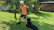 Bruno spielt mit seinem Hund Knicki im Garten. Bruno spielt mit seinem Hund Knicki im Garten.