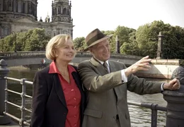 Mit Theo (Ernst Stankovski) erlebt Hilde (Ruth Maria Kubitschek) noch einmal einen zweiten Fr&uuml;hling.