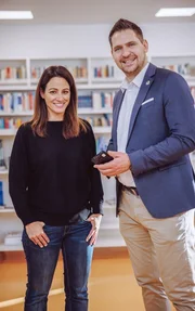 Lisa Gadenst&auml;tter im Gespr&auml;ch mit HAK-Kitzb&uuml;hel-Lehrer Christoph Haselmaier.