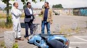 Dr. Strahl (Christoph Tomarek, l.) informiert Lars (Ingo Naujoks, M.) und Finn (Sven Martinek, r.), dass der Bremsschlauch des Motorrollers manipuliert und der Vorderreifen zerstochen wurde. Dr. Strahl (Christoph Tomarek, l.) informiert Lars (Ingo Naujoks, M.) und Finn (Sven Martinek, r.), dass der Bremsschlauch des Motorrollers manipuliert und der Vorderreifen zerstochen wurde.