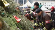 Ein umgest&uuml;rzter Weihnachtsbaum wird zerlegt, l-r: Taylor Kinney als Kelly Severide, Joe Minoso als Joe Cruz