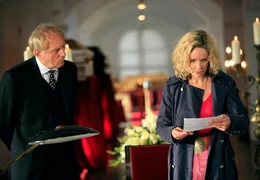 Irene (Ann-Kathrin Kramer) kann kaum glauben, dass auch Siegfried (G&uuml;nther Maria Halmer) eine Absage f&uuml;r das begehrte Grundst&uuml;ck erhalten hat.