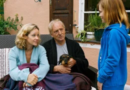 Die kleine Katja (Alina Freund) wird mit ihrer Hundeliebe zum Vermittler zwischen den Streith&auml;hnen Siegfried (G&uuml;nther Maria Halmer) und Irene (Ann-Kathrin Kramer).