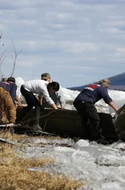 Joe Zuray, Bob Wright, Stan Zuray, Kate Zuray und Charlie Wright helfen Jame