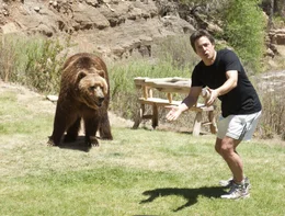 In einem entlegene Kaff in Wyoming, wo das New Yorker Ehepaar Paul (Hugh Grant) und Meryl zu ihrem Schutz untergebracht wurden, lauern gef&auml;hrliche Kreaturen aus der Wildnis ...