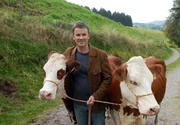 Bauer Karl (Timothy Peach) ist nicht bereit seinen traditionsreichen Hof zu verkaufen.