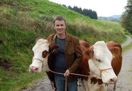 Bauer Karl (Timothy Peach) ist nicht bereit seinen traditionsreichen Hof zu verkaufen.