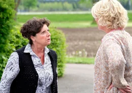 Elfriede (Monika Baumgartner, li.) ist fassungslos, als Johanna (Saskia Vester) ihr geh&ouml;rig die Meinung sagt.