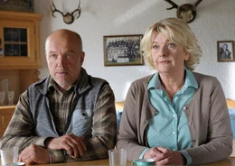 Johanna (Saskia Vester) und Heinz (Heinz-Josef Braun) warten gespannt auf die Beurteilung des Versicherungspr&uuml;fers.