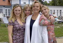 Frauenpower pur: Hilde (Ruth Maria Kubitschek, 2.v.re.) mit ihren drei T&ouml;chtern Susanne (Susanna Simon, 2.v.li.), Anja (Tina Ruland, re.) und Regina (Marita Marschall, li.).