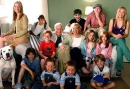 L-R: Die Baker Familie: (obere Reihe, v.l.n.r.) Nora (Piper Perabo), Sarah (Alyson Stoner), Charlie (Tom Welling), Henry (Kevin G. Schmidt), Lorraine (Hilary Duff); (mittlere Reihe, v.l.n.r.) Mark (Forrest Landis), Tom (Steve Martin), Kate (Bonnie Hunt), Kim (Morgan York), Jessica (Lilian Mumy); (vordere Reihe, v.l.n.r.) Jake (Jacob Smith), Kyle (Shane Kinsman), Nigel (Brent Kinsman), Mike (Blake Woodruff).