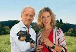 Freunde oder Feinde? Der Bestatter Siegfried Schroff (G&uuml;nther Maria Halmer) und die Hebamme Irene Lieblich (Ann-Kathrin Kramer). Weiteres Bildmaterial finden Sie unter www.br-foto.de.