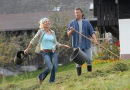 Auf Karls (Timothy Peach) Bauernhof bl&uuml;ht die unterk&uuml;hlte Anw&auml;ltin Elisabeth (Claudine Wilde) richtig auf.