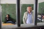 "Soko Donau", "Hangover." Helmuth und Carl wachen verkatert und ohne Erinnerung in den steirischen Weinbergen auf und werden verhaftet: Angeblich sind sie schuld am Tod von Klaus Baumgartner, einem im Ort nicht sehr gesch&auml;tzten Immobilienhai, an dem die Spuren unserer zwei Ermittler gefunden werden. Was ist passiert nach dem Weinseminar und dem Trinkgelage mit dem Weinh&auml;ndler, wer hat Interesse daran, unseren Jungs einen Mord in die Schuhe zu schieben?Im Bild (v.li.): Stefan J&uuml;rgens (Carl Ribarski), Gregor Seberg (Helmuth Nowak).