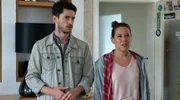 Tobi (Josia Krug, l.) und Emma (Josefine Israel, r.) werden von Finn und Lars befragt.