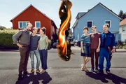 Christoph Schneider (Felix Knopp), David Schneider (Paul Sundheim) und Eva Schneider (Meike Droste) stehen vor ihrem roten Haus auf der Straße. Ulrike Pielcke (Milena Dreißig), Marvin Pielcke (Johannes Geller) und Frank Pielcke (Thorsten Merten) stehen nebeneinander vor ihrem blauen Haus. Christoph Schneider (Felix Knopp), David Schneider (Paul Sundheim) und Eva Schneider (Meike Droste) stehen vor ihrem roten Haus auf der Straße. Ulrike Pielcke (Milena Dreißig), Marvin Pielcke (Johannes Geller) und Frank Pielcke (Thorsten Merten) stehen nebeneinander vor ihrem blauen Haus.