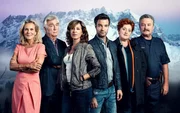 Key-Visual: Das Team der SOKO Kitzbühel: Andrea L'Arronge als Gräfin Schönberg, Heinz Marecek als Hannes Kofler, Julia Cencig als Nina Pokorny, Jakob Seeböck als Lukas Roither, Veronika Polly als Dr. Stefanie Löcker und Ferry Öllinger als Kroisleitner. Key-Visual: Das Team der SOKO Kitzbühel: Andrea L'Arronge als Gräfin Schönberg, Heinz Marecek als Hannes Kofler, Julia Cencig als Nina Pokorny, Jakob Seeböck als Lukas Roither, Veronika Polly als Dr. Stefanie Löcker und Ferry Öllinger als Kroisleitner.