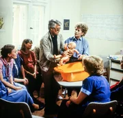 Heimlich besucht Werner (Peter Weck) einen Kurs f&uuml;r werdende M&uuml;tter, aber als Vater benimmt er sich wirklich noch sehr unbeholfen. Ursula Diestel (mi.).