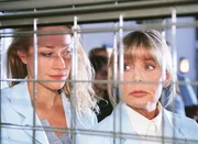 Dagmar (Kristiane Kupfer, li.) erpresst Jeanette (Christine Schuberth), weil sie ahnt, dass das Geld, mit dem Jeanette spekuliert, von Z&ouml;llner stammt. Jeanette l&auml;sst sich von Dagmars Drohungen nicht einsch&uuml;chtern.