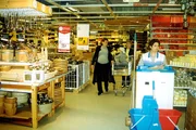 Frauen in einem Ikea-Laden