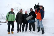 "Galt&uuml;r 1999 - Die Chronik einer Katastrophe". Im Bild (v.li.): Rudi Mair (Leiter des Tiroler Lawinenwarndienstes), Gerhard Jelinek (Gestaltung), Claudia Ernstreiter (Gestaltung), Berhard Walch (Ton), Walter Glatz (Kamera).