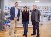 Lisa Gadenst&auml;tter im Gespr&auml;ch mit HAK-Kitzb&uuml;hel-Lehrer Christoph Haselmaier (li.) und HAK-Direktor Fritz Eller (re.).