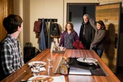 (v.li.): Freddie Highmore (Dr. Shaun Murphy), Julie Warner (Pam Dilallo), Barclay Hope (Mike Dilallo), Paige Spara (Lea Dilallo). (v.li.): Freddie Highmore (Dr. Shaun Murphy), Julie Warner (Pam Dilallo), Barclay Hope (Mike Dilallo), Paige Spara (Lea Dilallo).