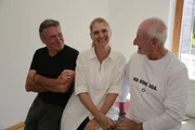Corinna Binzer mit Mann Sepp Schauer (rechts) und Schauspielkollegen Hans Schuler (links) beim Dreh für die Lebenslinien. Corinna Binzer mit Mann Sepp Schauer (rechts) und Schauspielkollegen Hans Schuler (links) beim Dreh für die Lebenslinien.