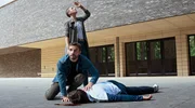 Kommissarin Nina Weiss (Julia E. Lenska, h.) und ihr Kollege Gregor Michalski (Jonas Minthe, v.) werden in der L&uuml;becker Innenstadt Zeuge, wie ein Mann (Dietmar Horcicka, liegend) von einer Turnhalle zu Tode st&uuml;rzt.