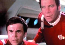 Um das Leben der Enterprise-Besatzung zu retten, hat Mr. Spock sein Leben geopfert. Entsetzt erfahren Chekov (Walter Koenig, l.) und Captain Kirk (William Shatner, r.) von seinem Tod und machen sich auf den Weg, den Leichnam von Mr. Spock zu suchen, um ihn auf Vulkan zu beerdigen ...