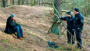 Karin Lossow (Katrin Sass) mit Dorit Mertens (Jana Julia Roth) und Holm Brendel (Rainer Sellien) im Wald.