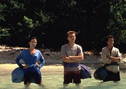 Nur ein paar Meilen trennen Fran&ccedil;oise (Virginie Ledoyen, l.), Richard (Leonardo DiCaprio, M.) und &Eacute;tienne (Guillaume Canet, r.) von der Insel, die das Paradies auf Erden sein soll. Doch wenn sie diese erreichen wollen, bleibt ihnen nichts anderes &uuml;brig als zu schwimmen ...