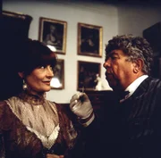 Im Schloss: Der Butler (Hugo Lindinger) und die Gr&auml;fin (Gisela Uhlen).