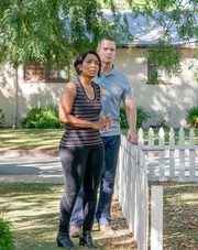 Athena Grant (Angela Bassett, l.); Bobby Nash (Peter Krause)