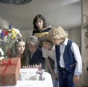 So viele Kerzen kann Werner allein garnicht ausl&ouml;schen. Beim Pusten zu seinem 50ten Geburtstag unterst&uuml;tzt ihn die Familie (V.li.n.re.: Julia Biedermann, Peter Weck, Thekla Carola Wied, Timmo Niesner, Tarek Helmy, Julia Biedermann).