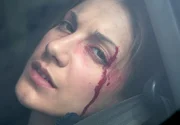 Isabell (Nina Zanjani) ist von einem Gangster niedergeschlagen worden.