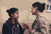 Auf der Stra&szlig;e entbrennt ein Streit. Sarah (Soma Pysall, r.) f&uuml;hlt sich von Hanna (Banafshe Hourmazdi, l.) nicht richtig verstanden.